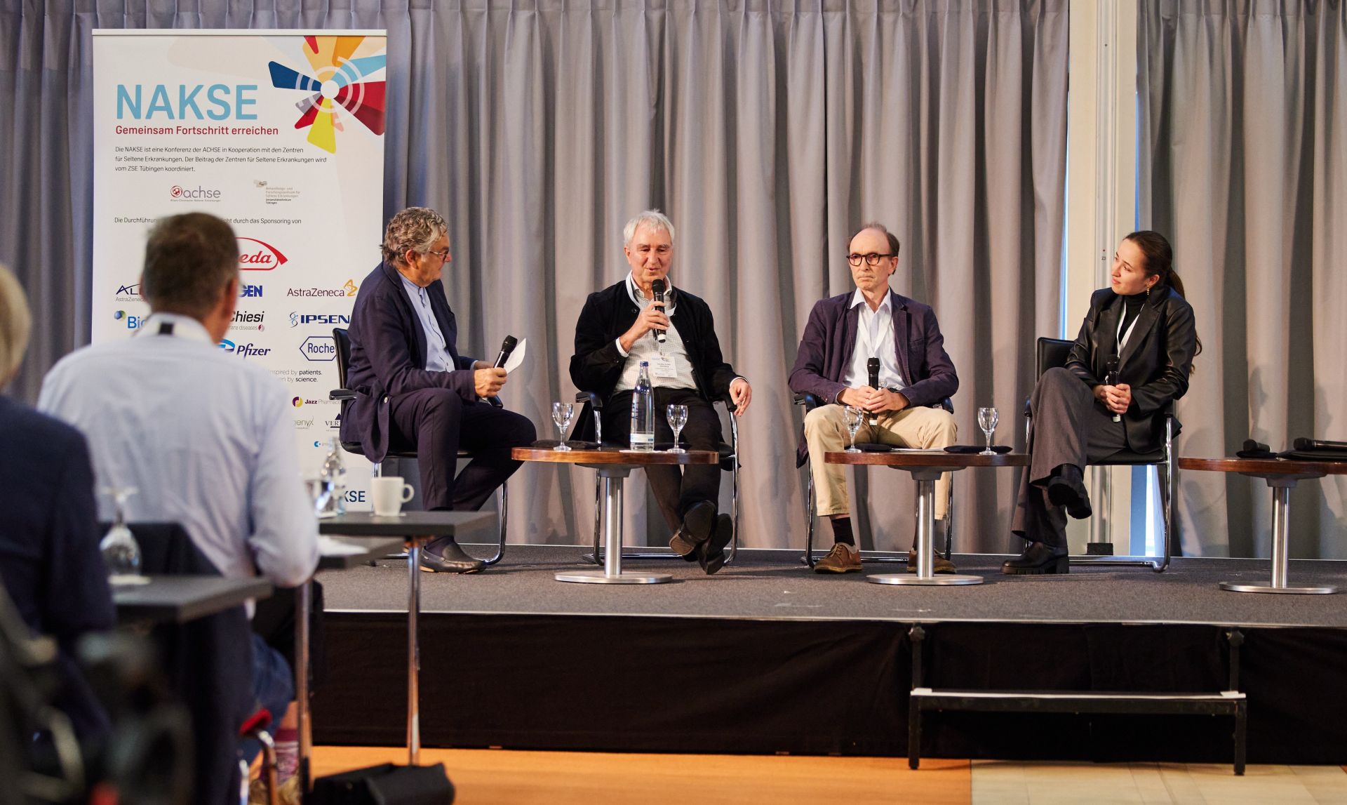Morbus Wilson auf dem Podium (v.l.n.r.): Moderator Jürgen Zurheide, Karsten Funke-Steinberg, Andreas Funke-Reuter und Paulina Kremser. Fotografin: Anna Spindelndreier, ACHSE e.V.