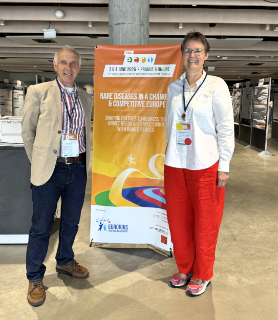 Foto von Graham Slater (links) und Wiebke Papenthin (rechts) auf der European Conference on Rare Diseases in Prag im Juni 2026